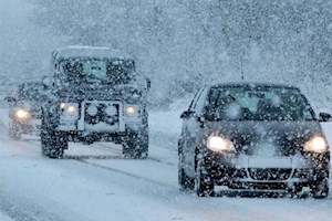 بارش شدید برف باعث کندی تردد و مسدود شدن برخی جاده‌های کشور شد.